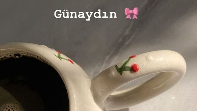 Bir sabah ritüelin var mı, mesela müzik açmak, camı açmak, çay demlemek gibi?