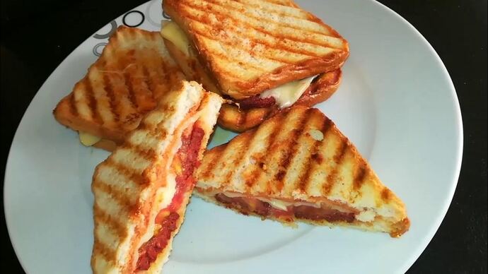 Tost ekmeğiyle mi tost güzel oluyor yoksa normal ekmekle mi?