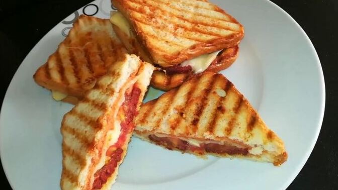 Tost ekmeğiyle mi tost güzel oluyor yoksa normal ekmekle mi?