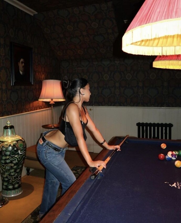 Şu an üstündeki kıyafete göre seninle bilardo oynasaydım, üstünde hangi kıyafet olurdu?