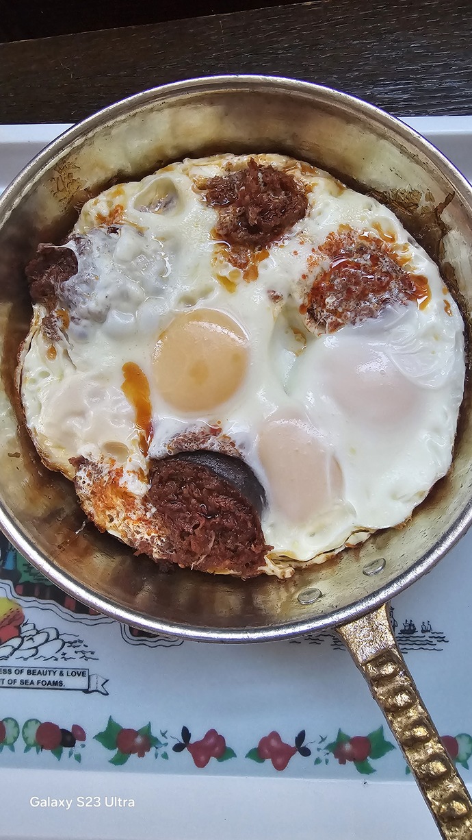 Kavurmalı yumurta sever misin?