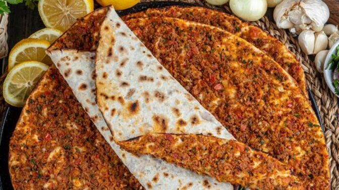 Lahmacunun yanına sumaklı soğan şart mı, yoksa “soğansız da olur” mu diyorsun?😋?