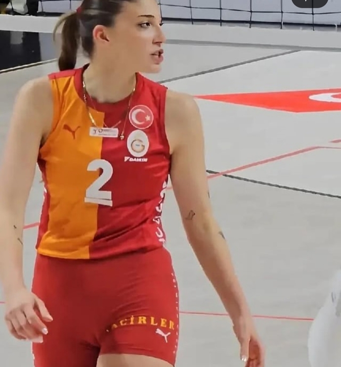 Voleybolcu kadınlar iç çamaşırı giymez mi maçlarda?