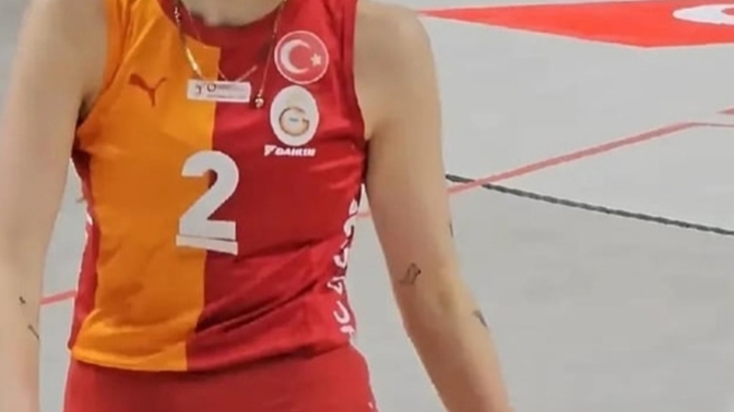 Voleybolcu kadınlar iç çamaşırı giymez mi maçlarda?