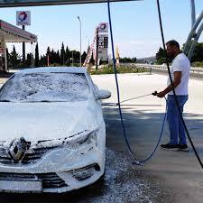 Araba yıkarken ilk önce su mu köpük mü?