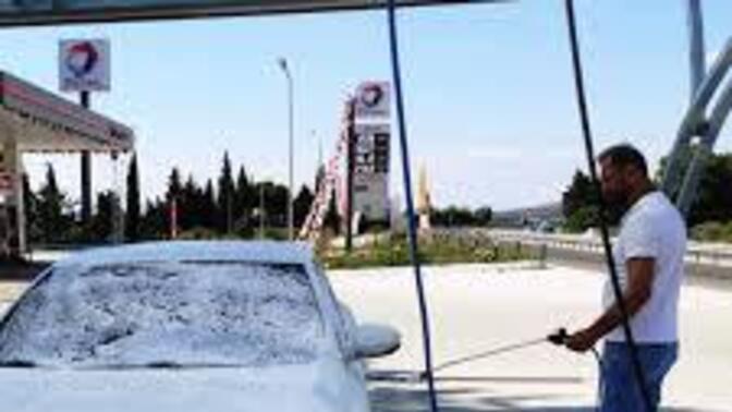 Araba yıkarken ilk önce su mu köpük mü?