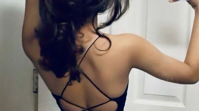 Göğüs dekoltesi mi yoksa sırt dekoltesi mi daha çekici?