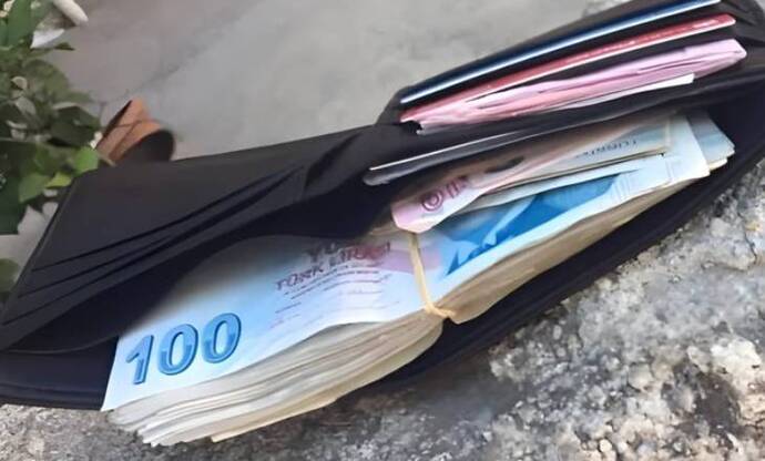 Çok ihtiyacın varken yolda içi para dolu bir cüzdan bulsan ne yaparsın?