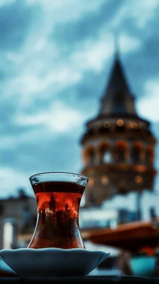 Çaya tadını veren şeker midir yoksa yanında eşlik eden mi?