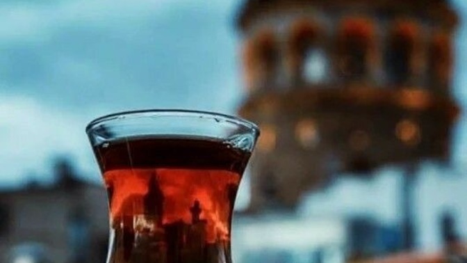 Çaya tadını veren şeker midir yoksa yanında eşlik eden mi?