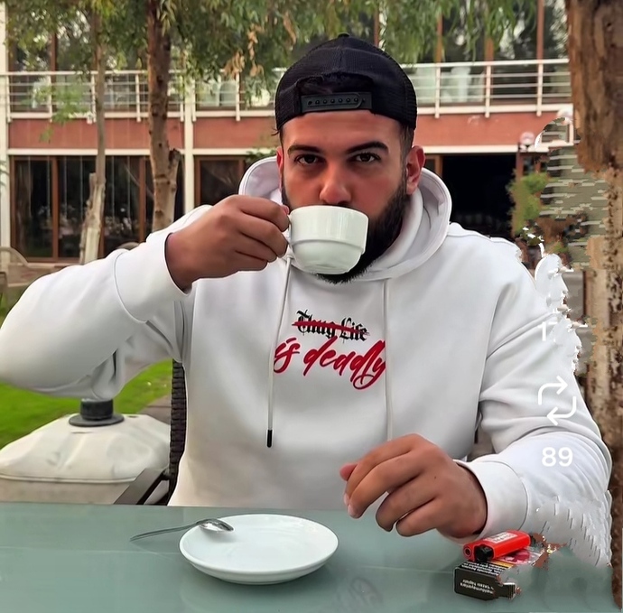 Dışarda oturduğunuzda ilk masaya neyinizi çıkartıp koyarsınız?