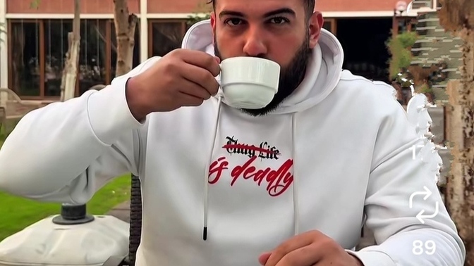 Dışarda oturduğunuzda ilk masaya neyinizi çıkartıp koyarsınız?