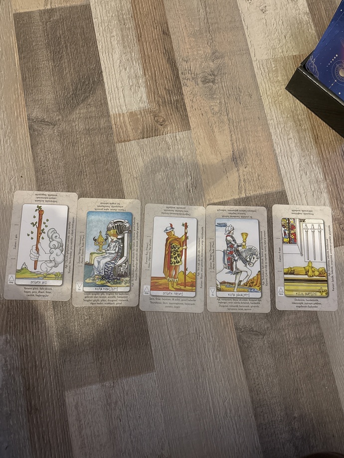 Aşk hayatım için tarot kartı sectim ve aynı zamanda kahve de içtim tarot bilenler tarot baksın kahve bilenler kahve baksın🙏🙏🙏?