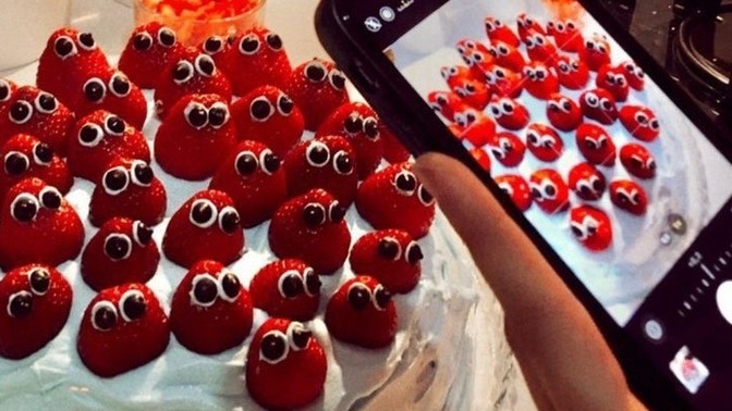 Hiç mutluluktan ağladınız mı ya da çok sinirliyken güldünüz mü? Anlatın yahu işte bir şeyler 😬😬 En sevdiğiniz renk ne mesela🥳?