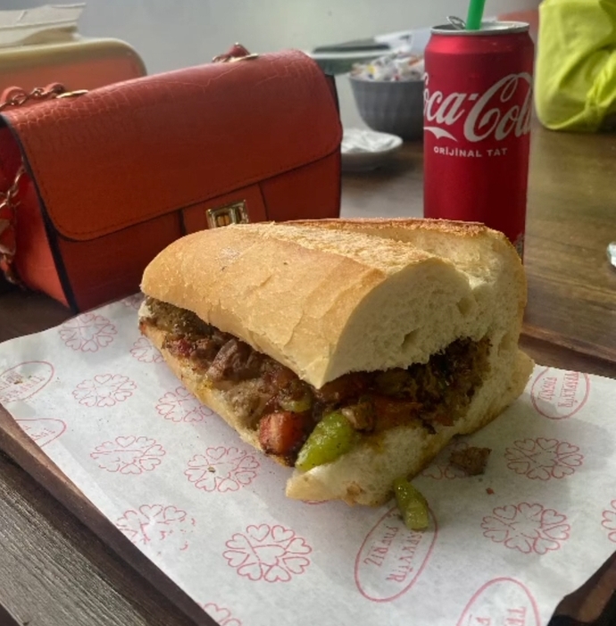 😋uyumsuz olan her şey ekmek arasında boyun eğer