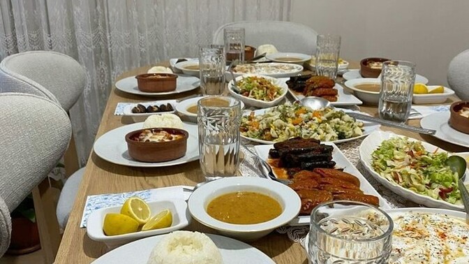 Yemek yerken müzik dinlenir mi?
