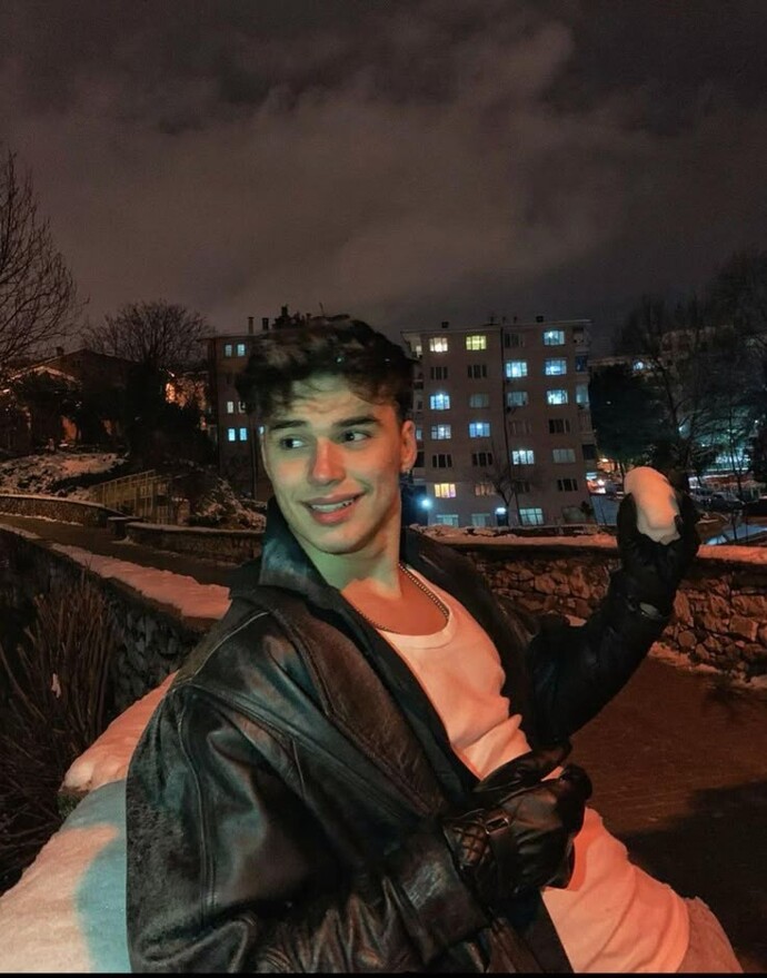 Size yakışıklı erkekler yürüyor mu?