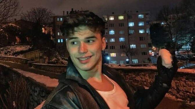 Size yakışıklı erkekler yürüyor mu?