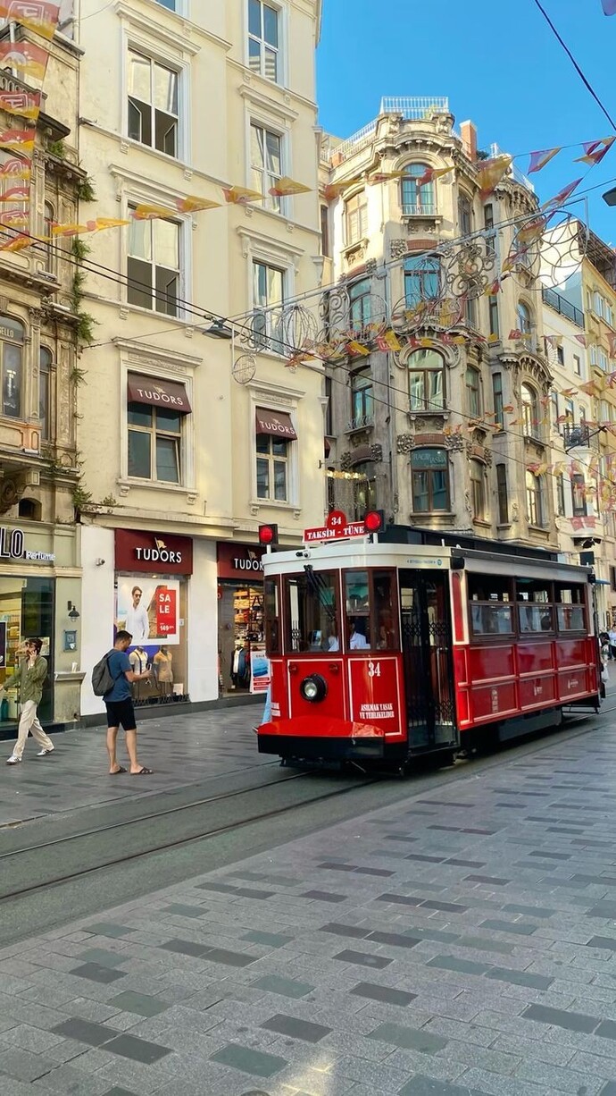 Şu an üstündeki kıyafete göre, bugün taksim meydanında gezseydim, ben ne giymiş olurdum?