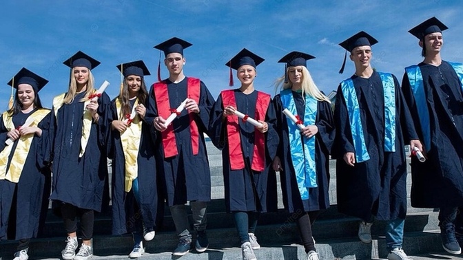 Eşinizin okul yıllarına ait bir grup resminin içinde sevgilisi de olsa o resim evinizde kalabilir mi?