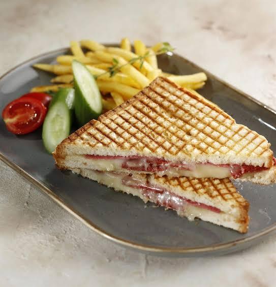 Tost yaparken hangi et ürünlerini kullanırsın?