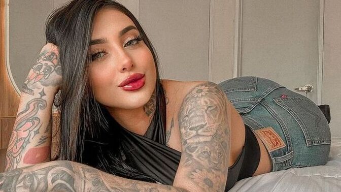 Dudaklarını rujsuz hayal edemediğin an hangisiydi?