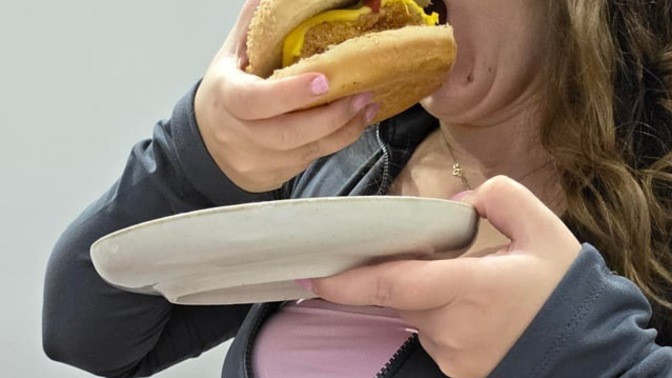 Kızlar, Fast food abur cubur vb çok tüketir misiniz kilo ve göbek sorununuz var mı?