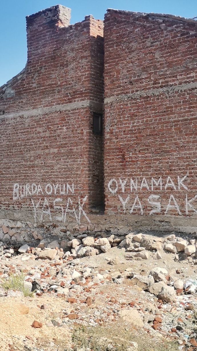 Oyunlar yasaklanmış. Vurulduk ey halkım unutma bizi..