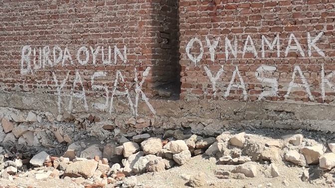 "" Beni öyle bir yalana inandır ki, Ömrümce sürsün doğruluğu."" ? Mudur?