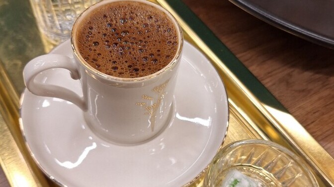 Kahve içmek istedim ama o kadar yakmışlar ki.. ‘Bunu kahve diye mi getirdiniz, kömür örneği mi?’ diye sorsam sorun olur mu😂?