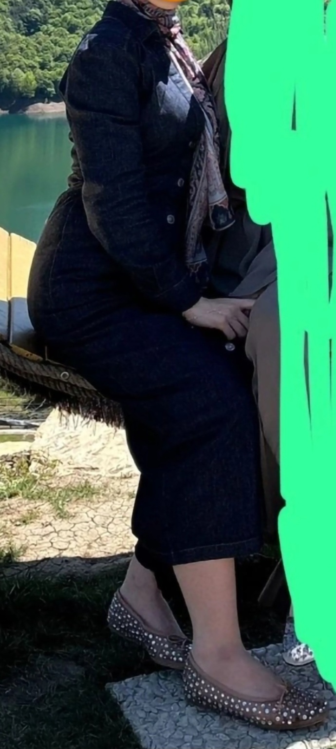 Nişanlım bu elbiseme çok karışıyor olaganustu dar olarak gorüyor sizcede oyle mi?