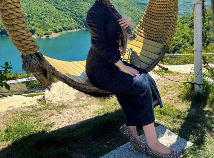 Nişanlım bu elbiseme çok karışıyor olaganustu dar olarak gorüyor sizcede oyle mi?