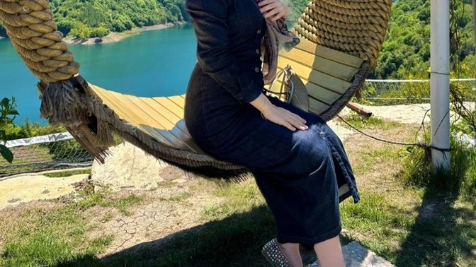 Nişanlım bu elbiseme çok karışıyor olaganustu dar olarak gorüyor sizcede oyle mi?