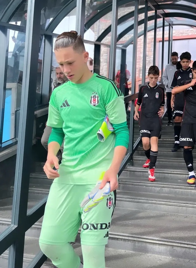 Kadınları ve kadın futbolunh asagılayan 14 yasında kaleci Necat Tatar kız takımına karsı 10 gol yiyerek rezil oldu düsünceleriniz?