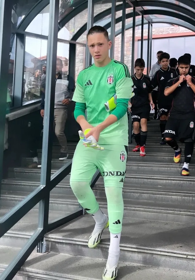 Kadınları ve kadın futbolunh asagılayan 14 yasında kaleci Necat Tatar kız takımına karsı 10 gol yiyerek rezil oldu düsünceleriniz?
