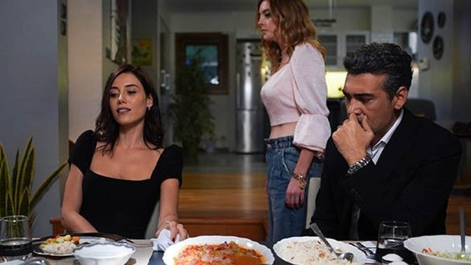 Masadaki yemekler diğil..