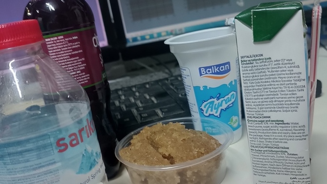 İrmik Helvasının yanında hangisi gider: Su, Ayran, Şalgam, mevye suyu?