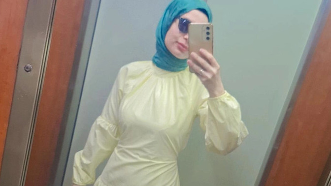 Bu elbisenin rengi kötü mü?