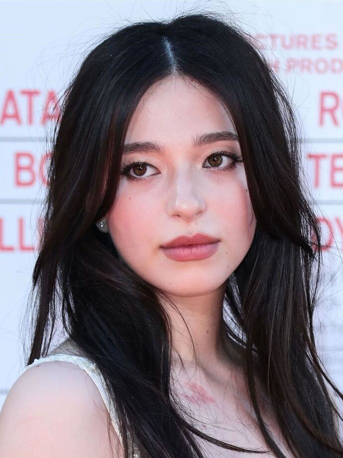 Oscarlı oyuncu Mikey Madison çok seksi ve güzel değil mi?