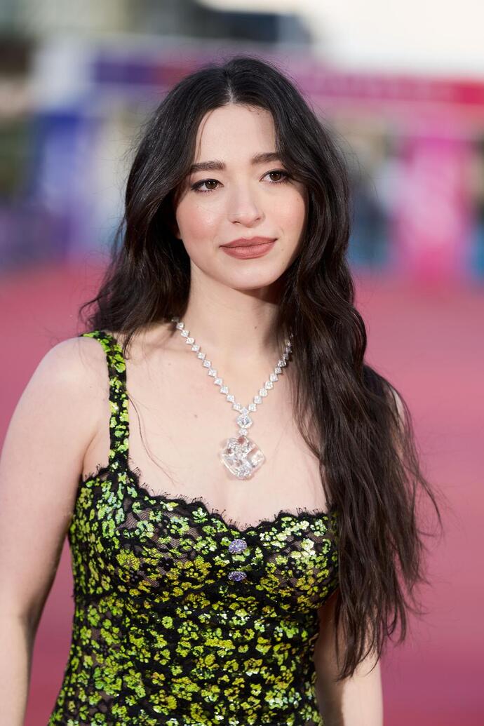 Oscarlı oyuncu Mikey Madison çok seksi ve güzel değil mi?