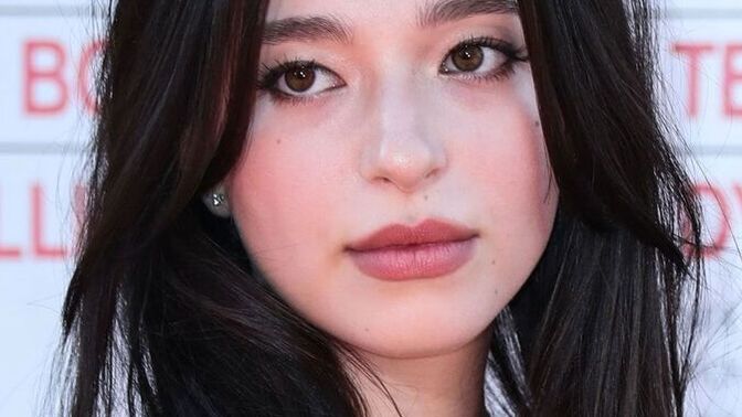 Oscarlı oyuncu Mikey Madison çok seksi ve güzel değil mi?