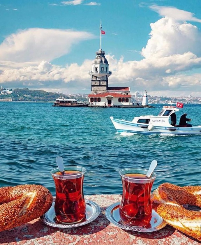 Sevgilinizle boğaza karşı çay/simit keyfi yapmak mı yoksa mekanda lüks bir kahvaltı mı sizi daha mutlu ederdi?