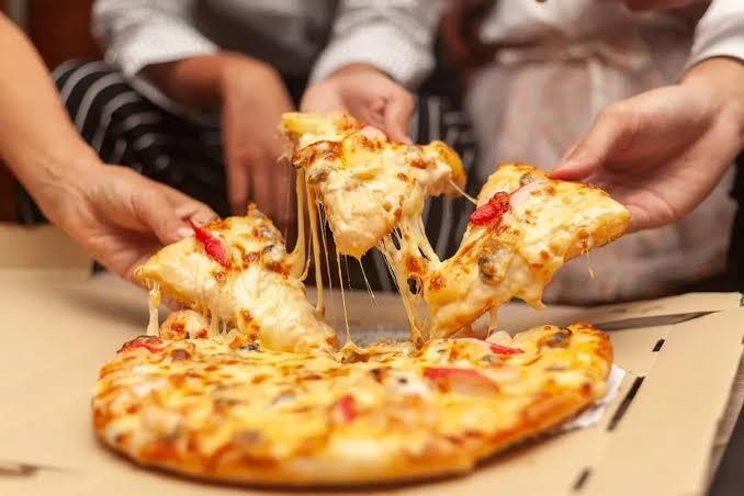 Pizzayı evde mi yaparsın yoksa dışarıdan mı söylersin?