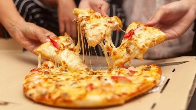 Pizzayı evde mi yaparsın yoksa dışarıdan mı söylersin?