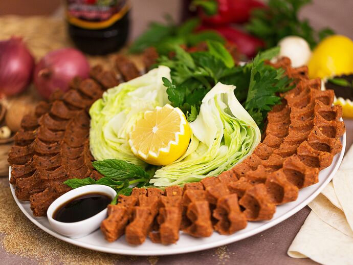 Şu saatte canım çiğ köfte istedi. Yenmez diye bi kural mı var, var da ben mi bilmiyorum?