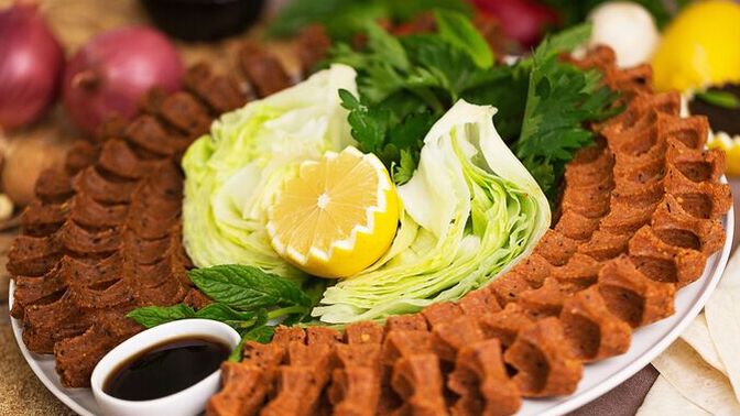 Şu saatte canım çiğ köfte istedi. Yenmez diye bi kural mı var, var da ben mi bilmiyorum?