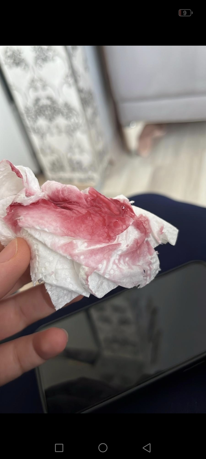 AĞIZDAN GELEN PEMBE RENKLİ PARFÜM KOKULU SIVI?