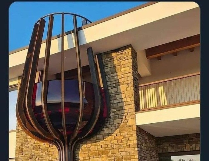 Balkonu kadeh şeklinde tasarlanmış bu evi nasıl buldunuz?