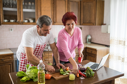 Annenizin yemeklerini mi babanızın yemeklerini mi hangisinin yaptığı yemekleri severek yiyorsunuz?