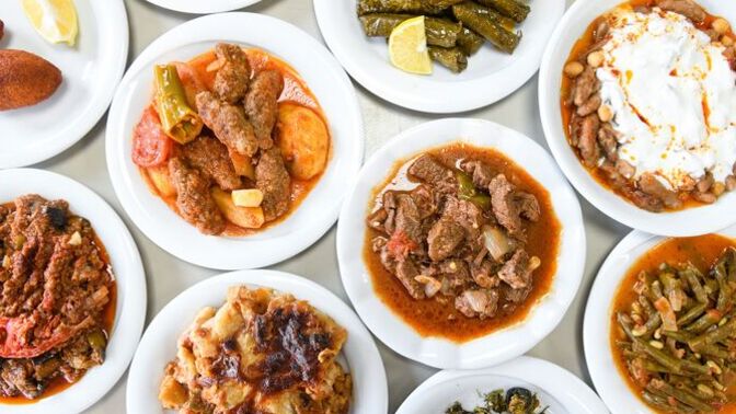 Eşiniz en sevdiğiniz yemeği yapsa ve annenizde sizi çağırsa hangisine gidersiniz?